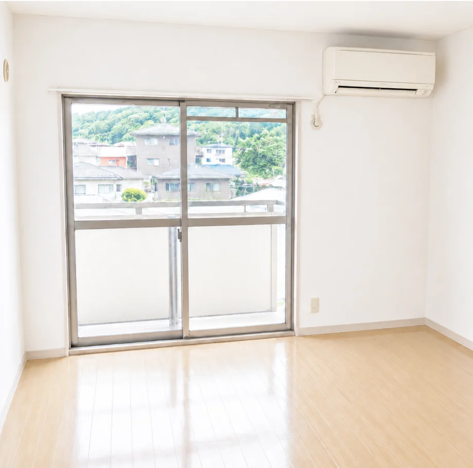 空室クリーニング後、床や窓が磨かれた清潔な部屋（After）